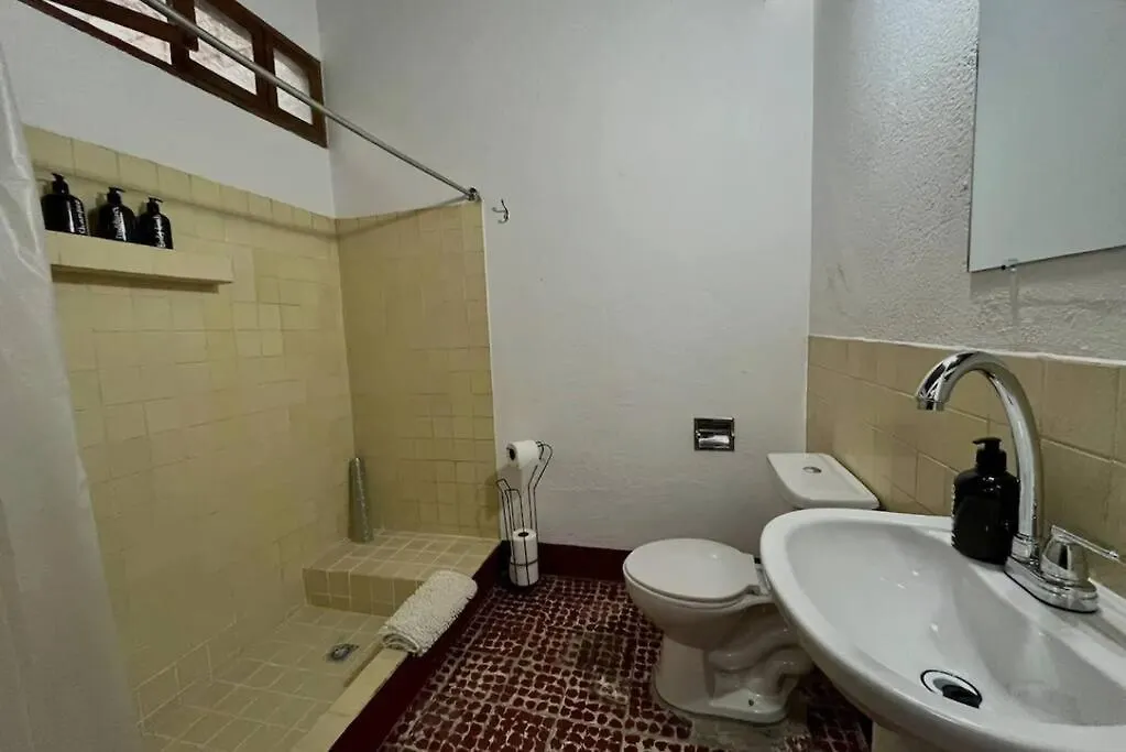 T2-House 10 Guests 3 Blocks Away From Central Park Antigua Holiday home